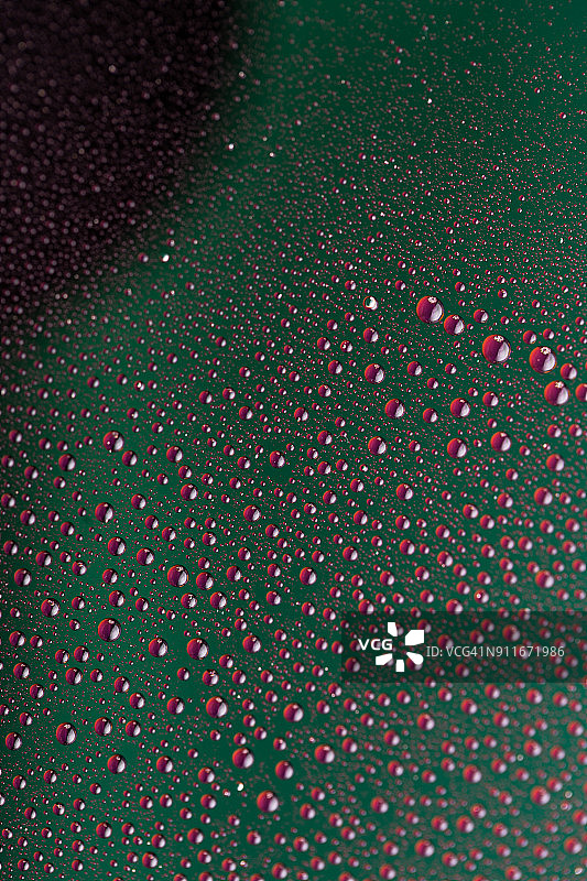 玻璃表面反射的水滴图片素材