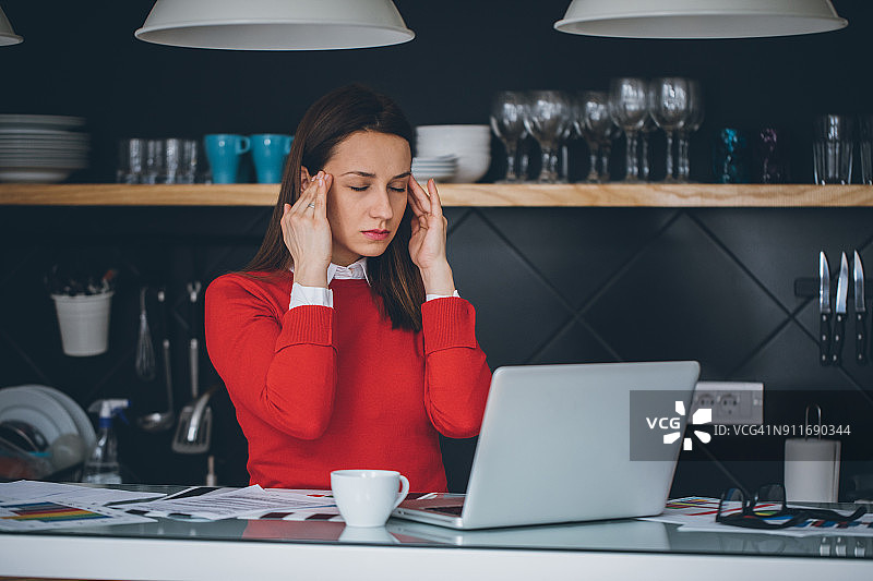 在家工作的头痛女性图片素材