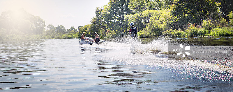 男子水上滑水训练图片素材