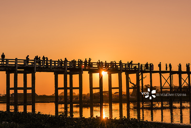缅甸曼德勒阿马拉布拉附近的乌本桥日落景色图片素材