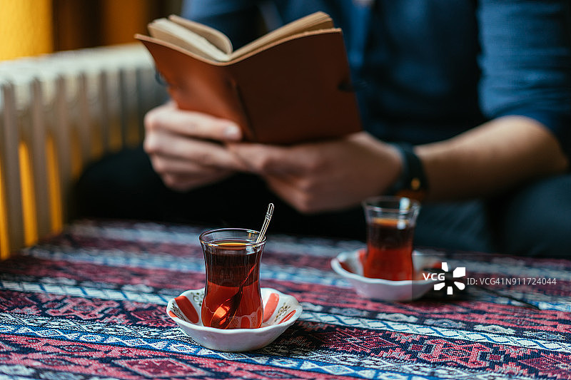 传统茶杯中的土耳其红茶图片素材
