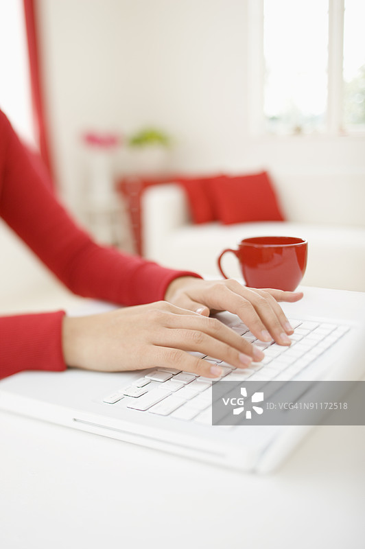 女性使用笔记本电脑图片素材