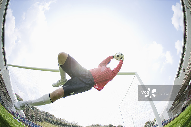 守门员跳起扑球图片素材
