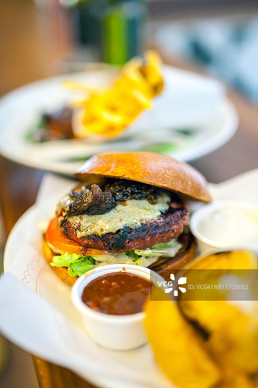 桌上的汉堡，选择性聚焦图片素材