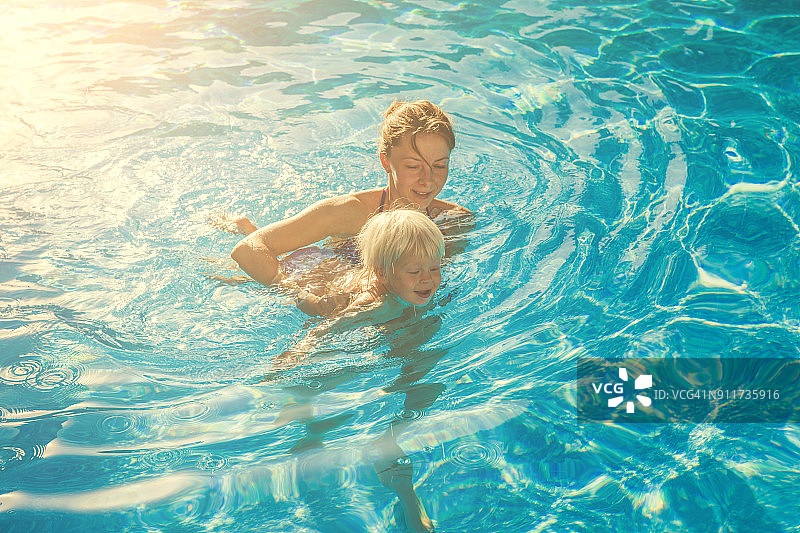 母亲和宝宝在游泳池里图片素材