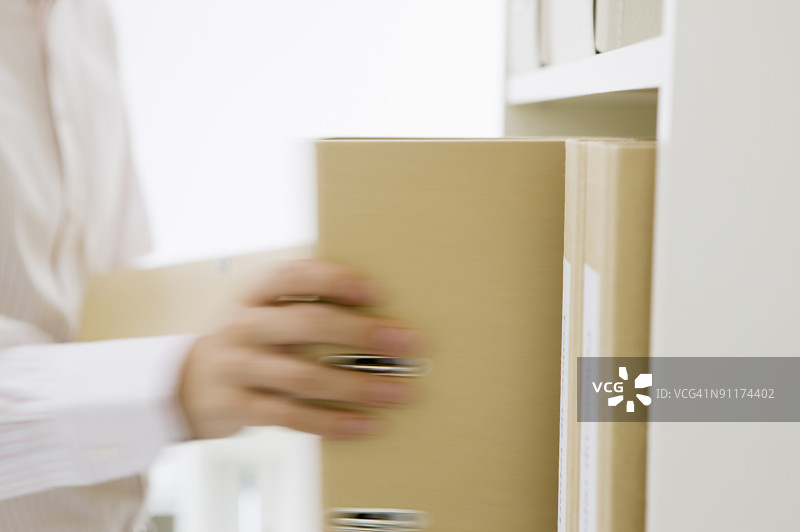 商人从架子上取文件图片素材