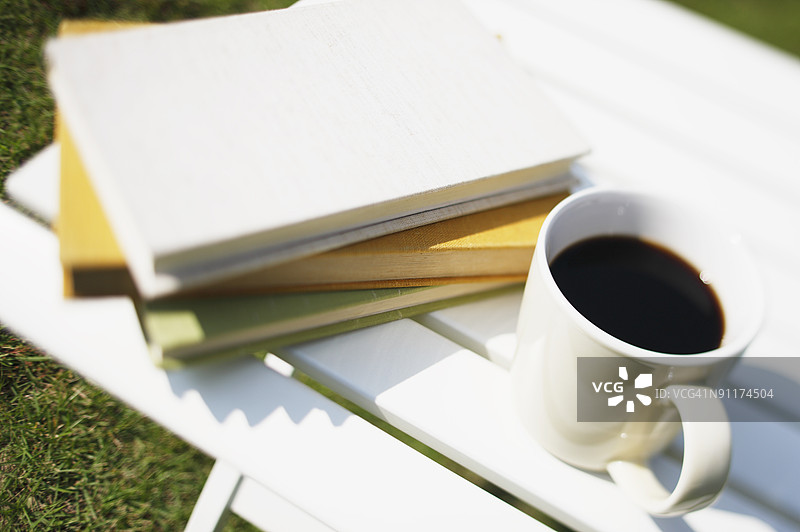 长椅上的咖啡和书籍图片素材