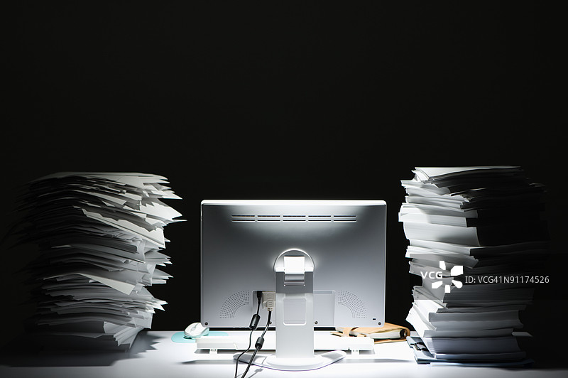 桌子上有未完成的工作图片素材