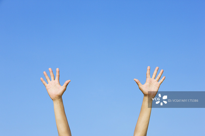 手掌 against 蓝天图片素材