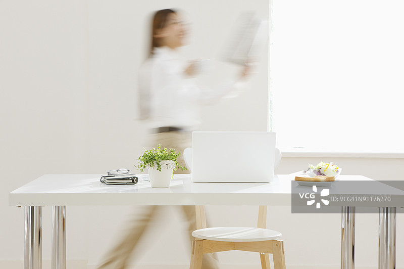 女人在客厅走动，模糊的动作图片素材