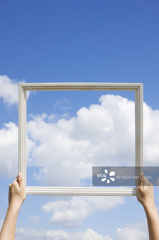 手握框架对着天空图片素材