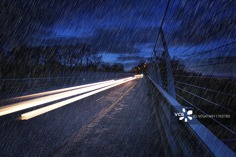 雨中汽车前大灯轨迹图片素材