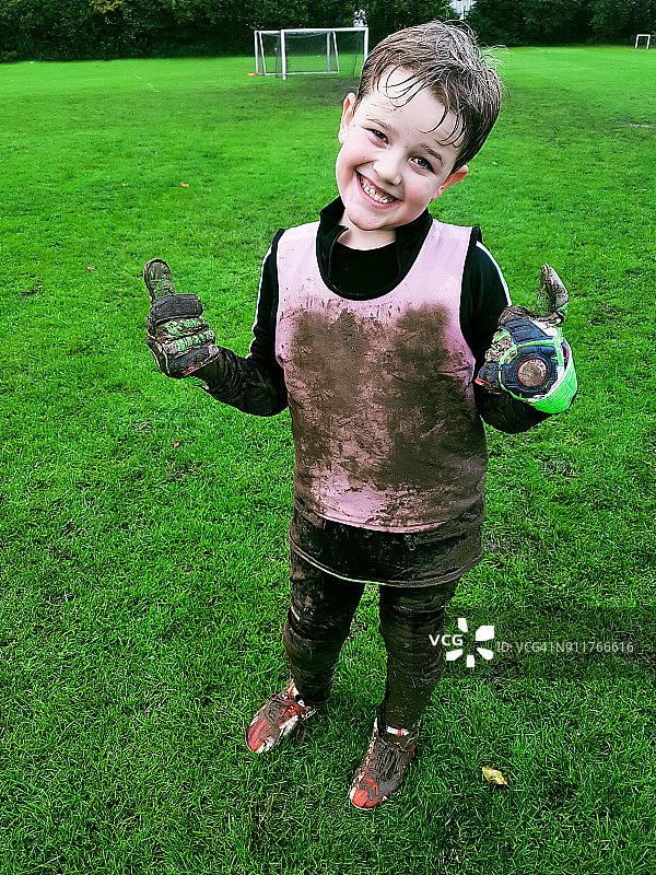 足球训练后男孩浑身是泥的真实瞬间图片素材