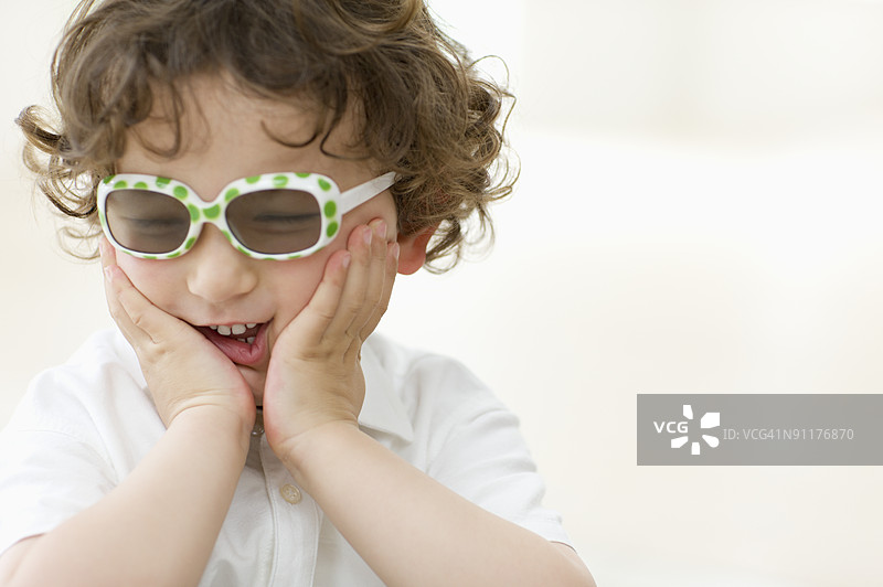 戴着玩具眼镜的男孩图片素材