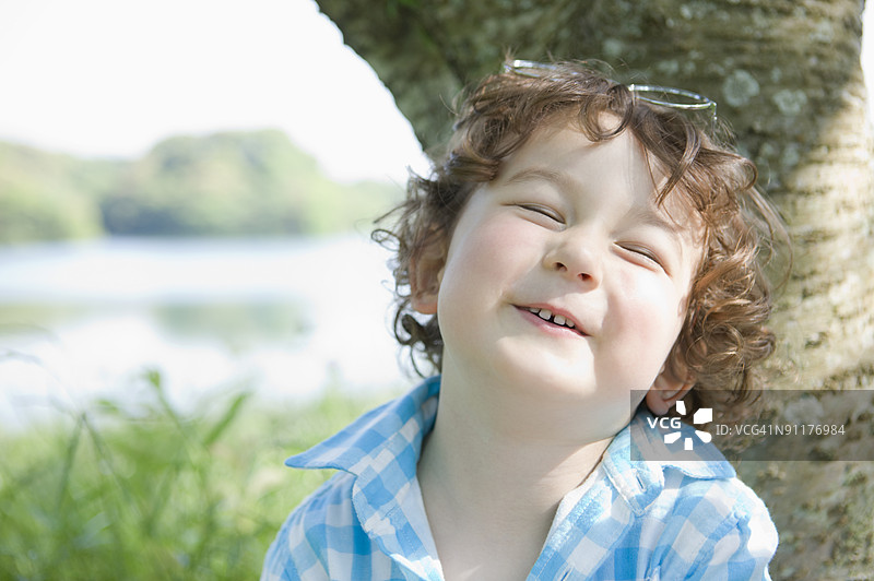 微笑的男孩图片素材