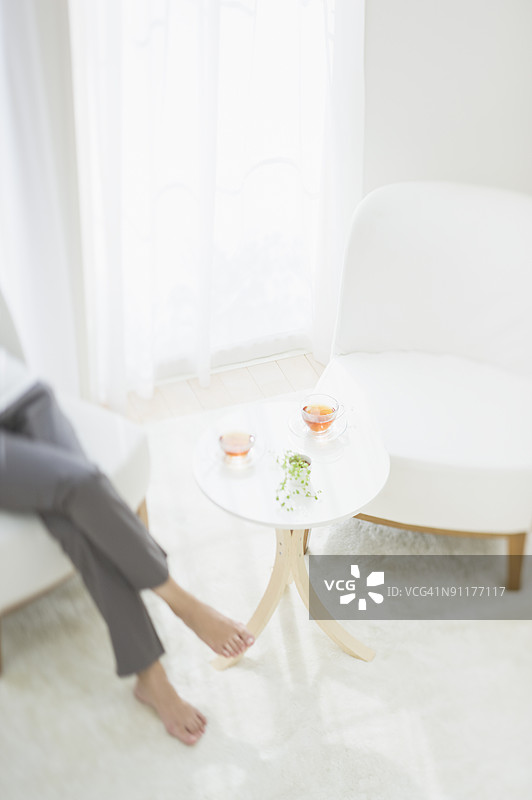 女人放松，坐在椅子上图片素材