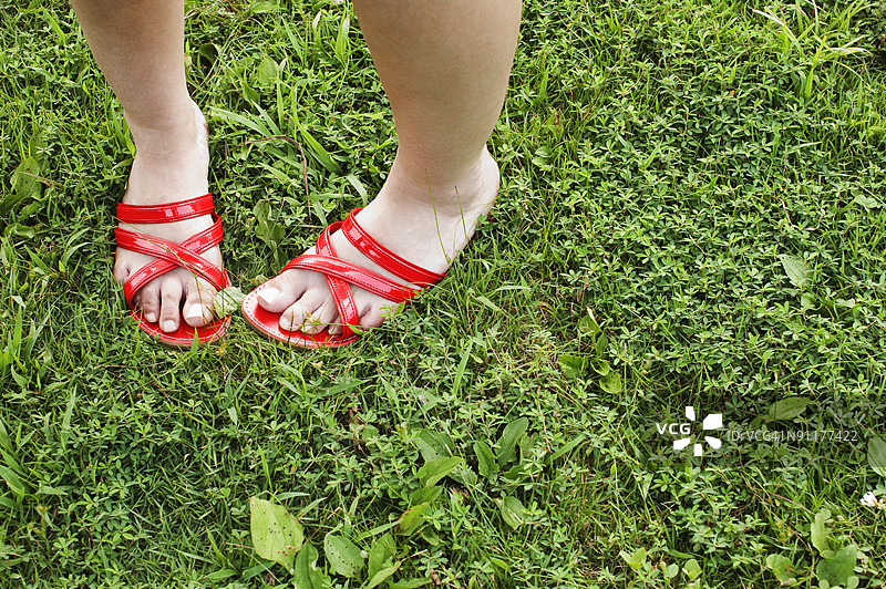 穿着红色凉鞋的女性，低角度拍摄图片素材