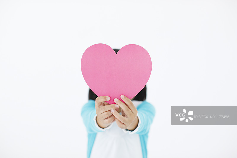 女孩手持心形板图片素材