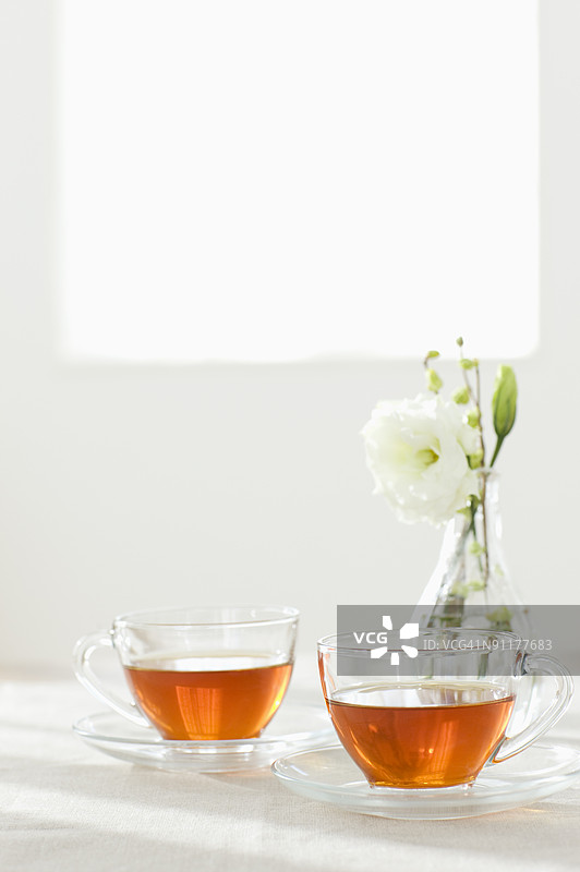 花瓶中的花和茶图片素材