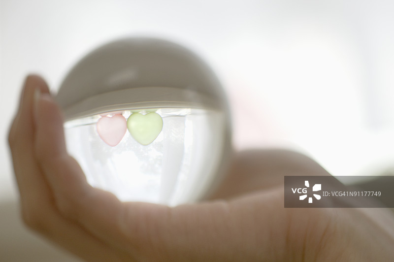 透过玻璃球看到的心形玻璃弹珠图片素材