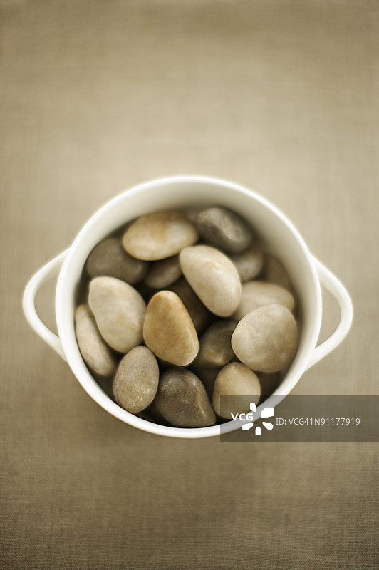 汤杯里的石头图片素材