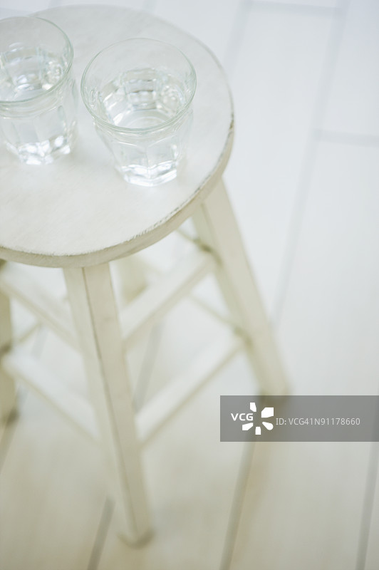 凳子上的水杯图片素材