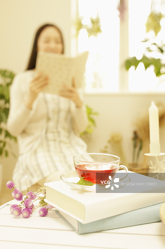 客厅里的女人，重点在前景图片素材