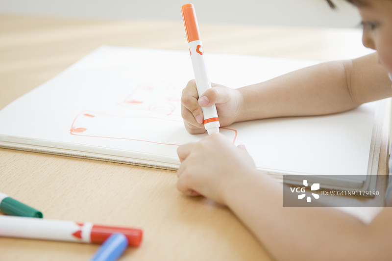 女孩用钢笔画画图片素材