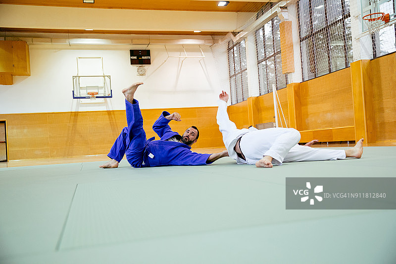 柔道比赛中的柔道选手图片素材