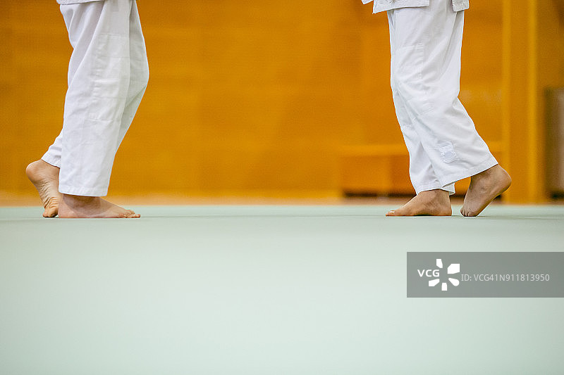 两个男孩练习柔道图片素材