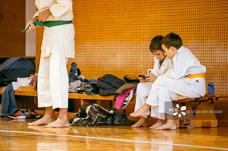 两个男孩穿着和服等待柔道课图片素材