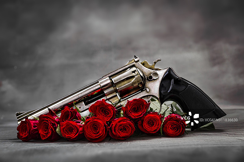 枪和玫瑰图片素材