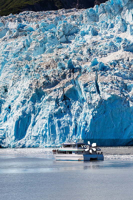 阿拉斯加基奈峡湾的出口冰川与观光船图片素材