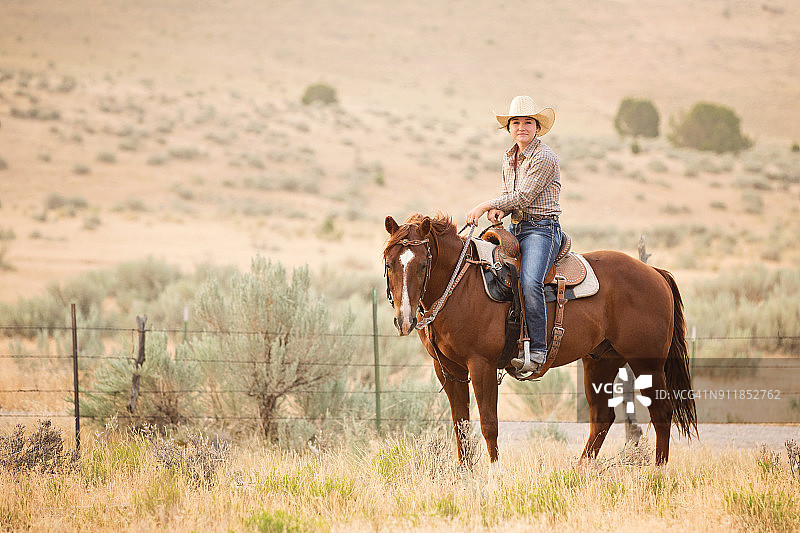 犹他州牧场上的女牛仔骑马图片素材
