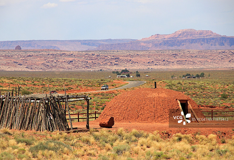 纪念碑谷亚利桑那州纳瓦霍霍根传统房屋，美国图片素材