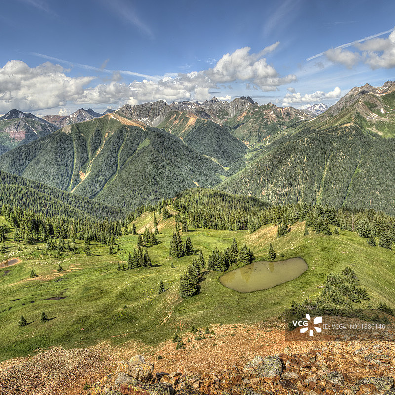 堰坡与池塘和山脉全景图片素材
