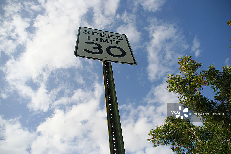 限速30标志的仰视角度图片素材