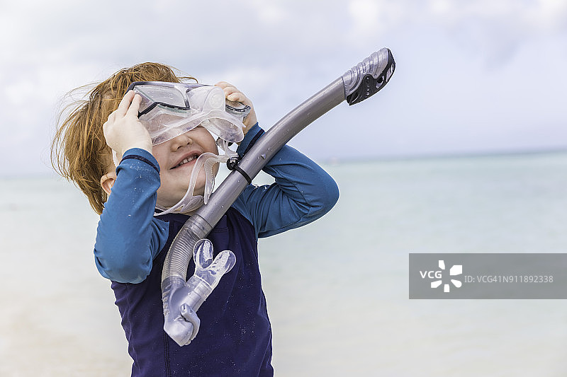 快乐小男孩海滩浮潜图片素材