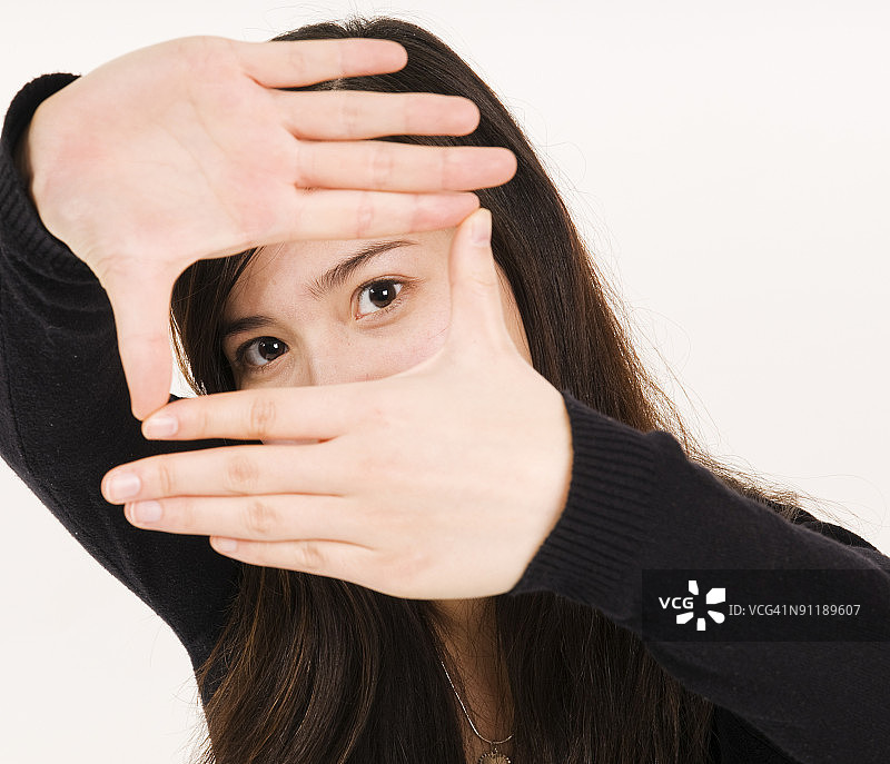 在手框里的女人图片素材