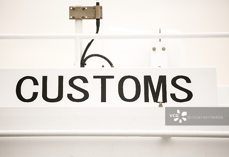 港口中船顶上的标志牌图片素材