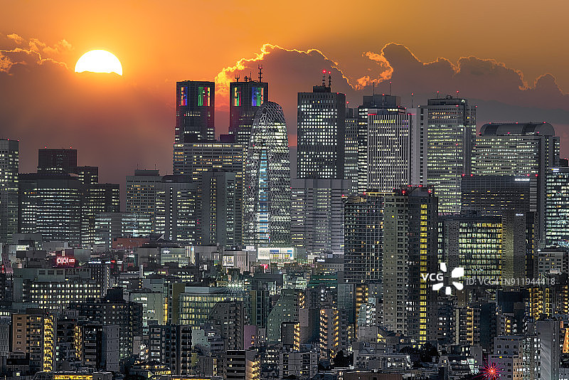 钻石富士山和新宿天际线图片素材
