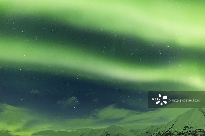 绿色北极光在阿拉斯加基奈半岛上空舞动图片素材