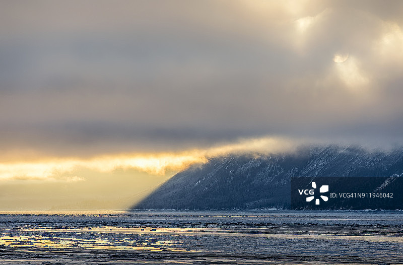 阿拉斯加中南部特纳根海湾和苏厄德高速公路沿线的日落云彩图片素材