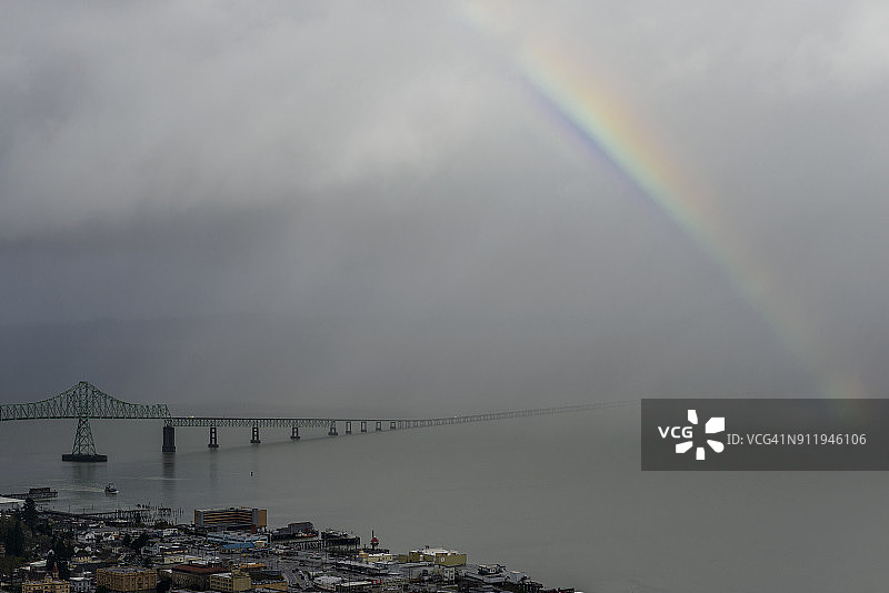 哥伦比亚河上彩虹下的迷雾桥图片素材