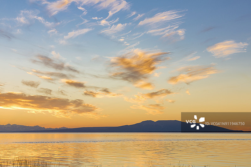 从阿拉斯加中南部地震公园看到的夕阳下的苏西特纳山轮廓图片素材