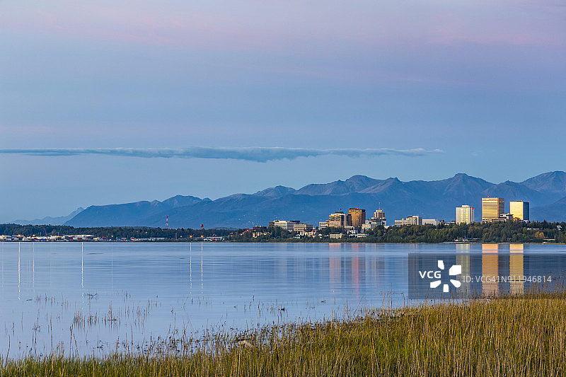 地震公园的日落：安克雷奇市中心办公楼与楚加奇山脉，阿拉斯加中南部图片素材
