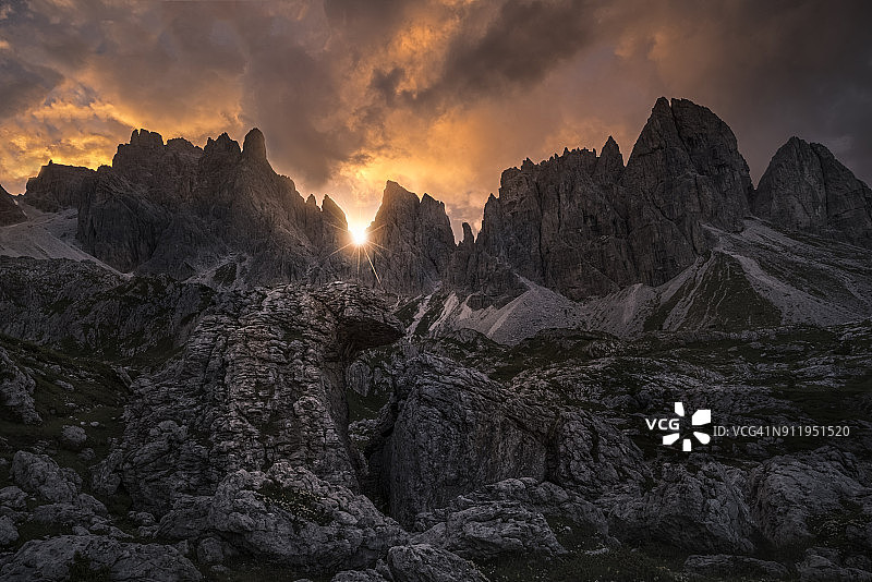 科尔蒂纳附近多洛米蒂山脉的日落时分图片素材