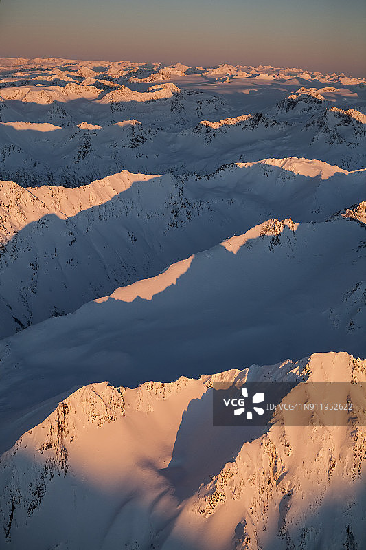 卡切马克湾州立公园日落时分被粉色照亮的山峰图片素材