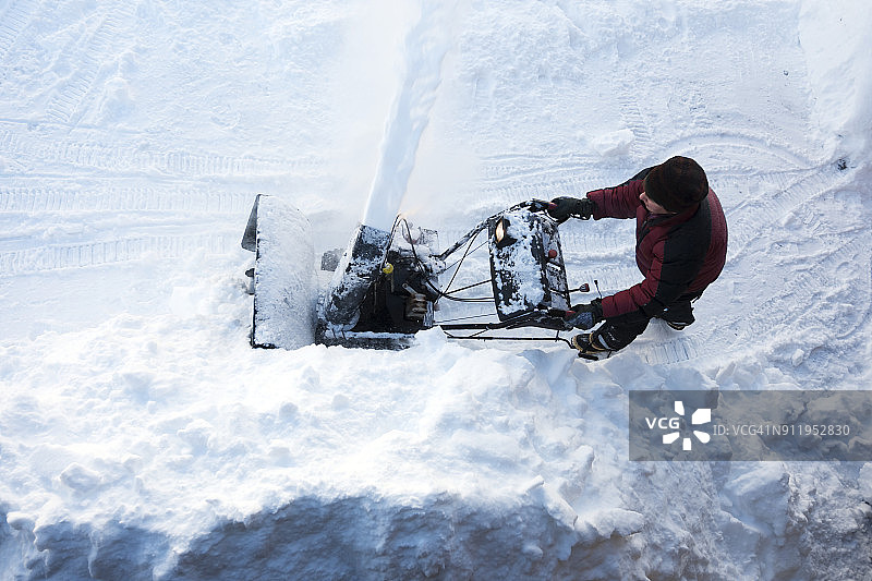 使用吹雪机男人的正上方视角图片素材