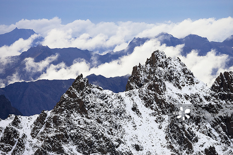 克奈山脉白雪皑皑的崎岖山峰，蓝天白云图片素材